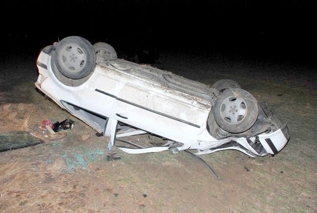 W wyniku wypadku, do którego doszło 7 stycznia w Starogardzie Gdańskim, jedna osoba zginęła, a dwie zostały ranne. Podczas zdarzenia auto, którym podróżowały trzy osoby, dachowało. 

Jak ustalili policjanci ze starogardzkiej policji, do zdarzenia doszło około godziny 3.30. W wyniku wypadku jedna z osób, 33-letni mieszkaniec powiatu kościerskiego, wypadł z auta i zginął na miejscu. 

Pozostali dwaj mężczyźni w wieku 19 i 24 lat, zostali przewiezieni do szpitala. 

Śmiertelny wypadek na DW 224

Tragiczne wypadki na Pomorzu - ZDJĘCIA (CZ. 1)