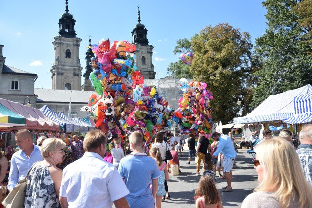 Tradycyjnie 15 sierpnia przed Bazyliką ojców Dominikanów w Jarosławiu, stanęły kolorowe kramy, na których można było kupić wiele, dobrze znanych atrakcji.