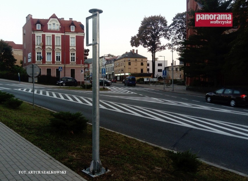 Ustawiono słupy, na których zamontowane zostaną tablice...