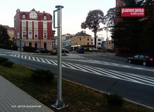 Ustawiono słupy, na których zamontowane zostaną tablice elektroniczne z informacjami o ilości wolnych miejsc na parkingach miejskich