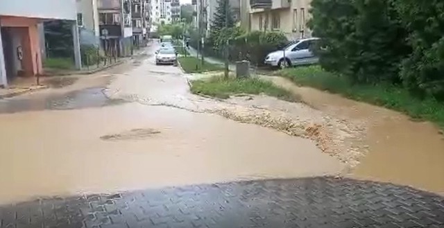 Intensywne opady deszczu spowodowały, że ulicami Górki Narodowej zaczęła płynąć rzeka błota.