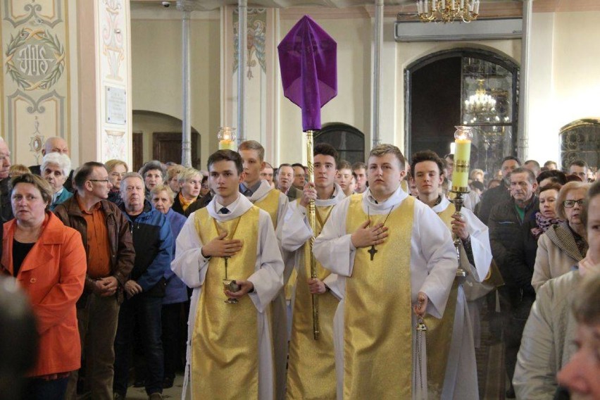 Wielki Czwartek w kościele św. Antoniego w Sokółce. Stopy obmywał sam metropolita białostocki (zdjęcia) 
