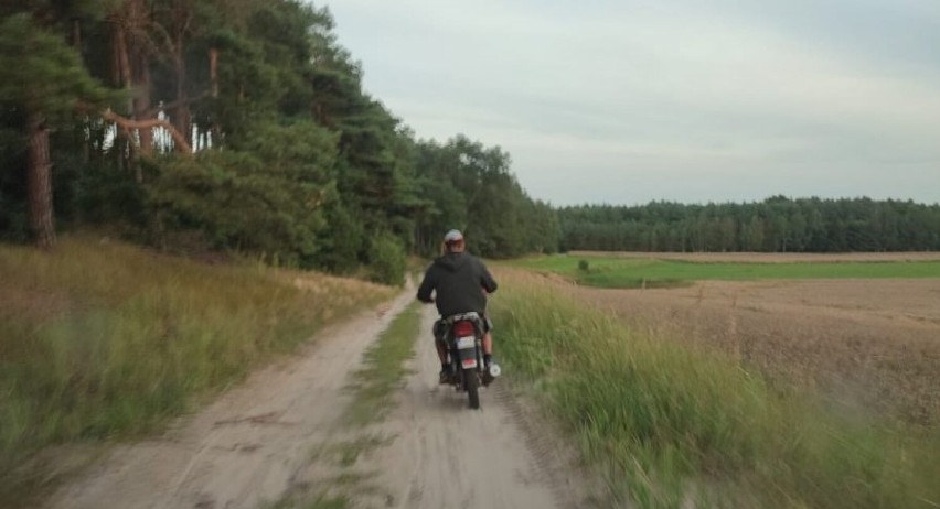 Policjanci zatrzymali 34-latka, który nietrzeźwy przewoził skuterem skrzynkę z piwem. Okazało się, że jest poszukiwany, ale to nie wszystko