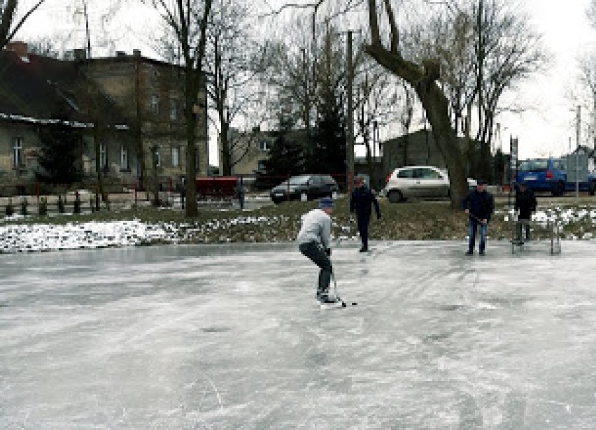 Mieszkańcy Łagiewnik Kościelnych urządzili sobie mecz... hokeja na lodzie