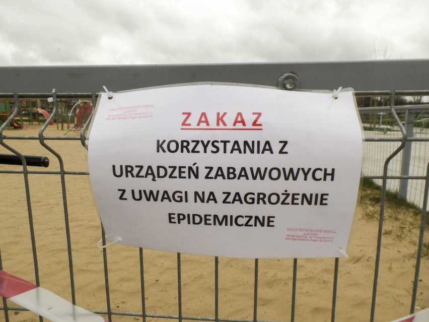 Na zdjęciach: zamknięte słupskie place zabaw w czasie...