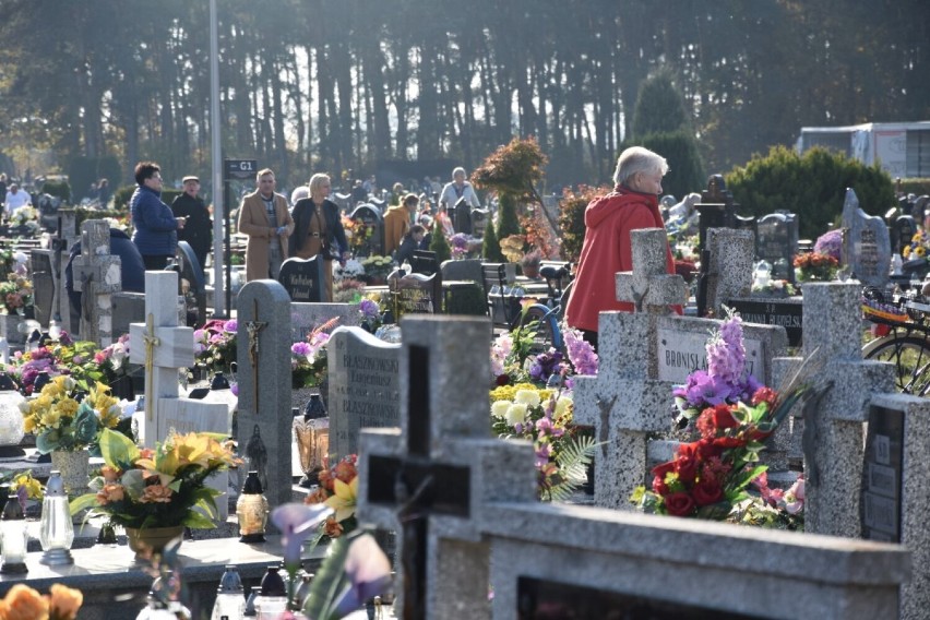 Wszystkich Świętych 2021 Wągrowiec. Dzień Przed świętem Wszystkich Świętych mieszkańcy tłumnie wyruszyli na cmentarze w Wągrowcu 