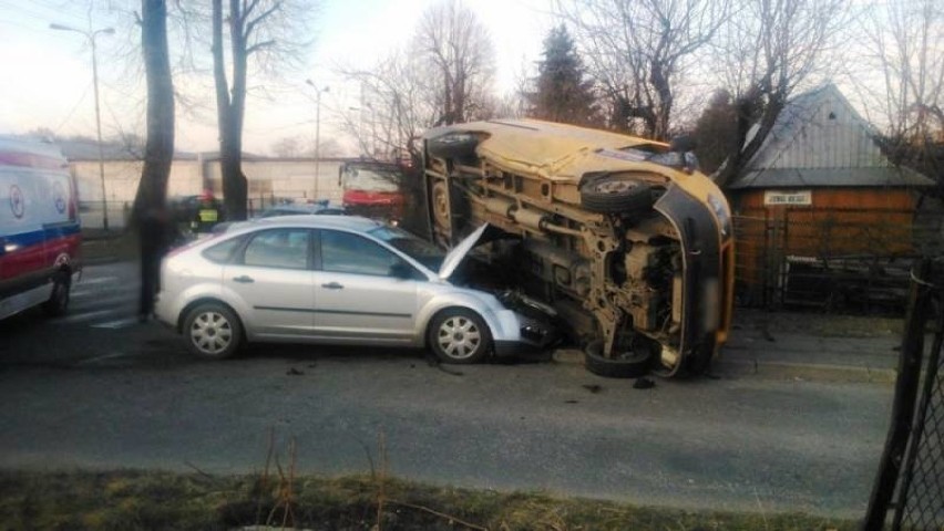 Nowy Sącz. Ford focus wywrócił forda transita. Dwie osoby ranne [ZDJĘCIA]