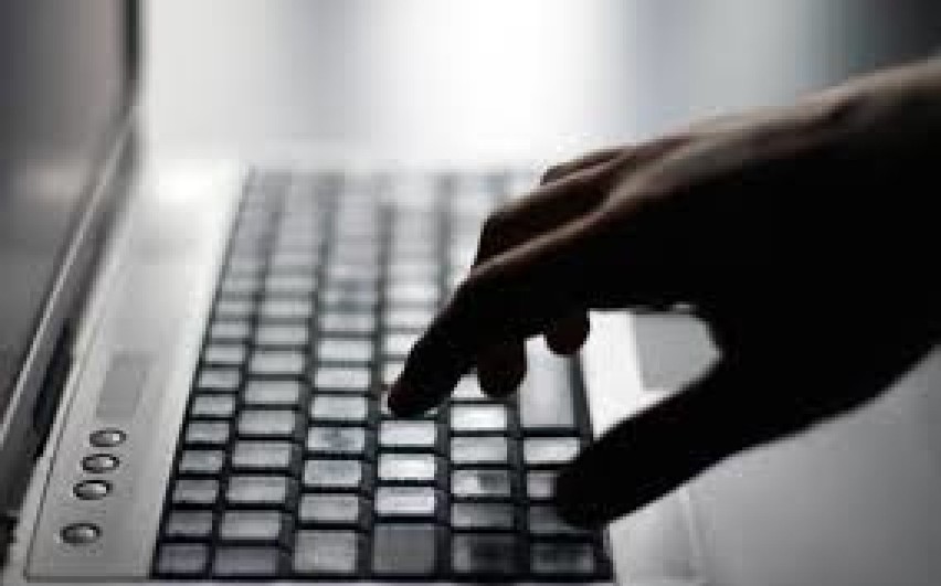 Policjanci alarmują: Uważajcie na internetowych oszustów, szczególnie przed świętami