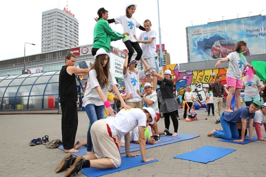 Artyści Carnaval Sztuk-Mistrzów 2013 w pokazie przed metrem...