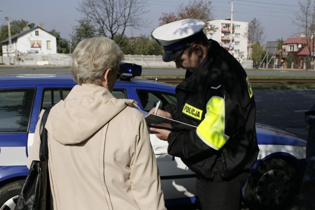 Policjanci zwracają uwagę na zachowanie pieszych na drodze