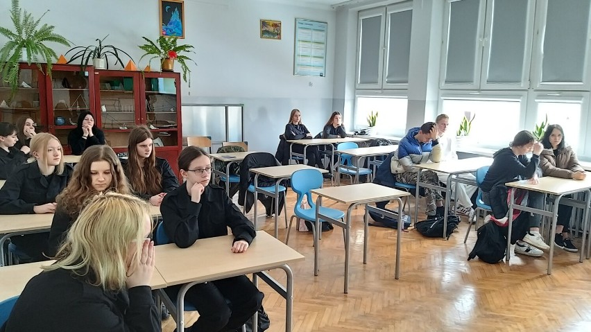 Szkolenie uczniów klas mundurowych w Zespole Szkół Ponadpodstawowych w Kamieńsku