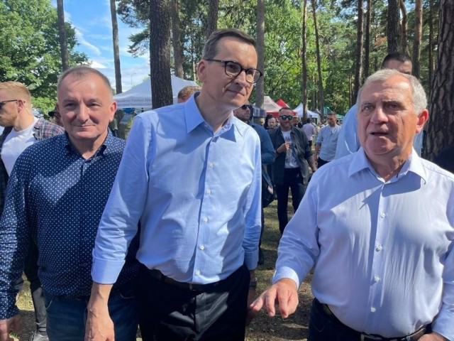 Premier Mateusz Morawiecki w towarzystwie Andrzeja Dziuby, prezydenta Tychów, i  Damiana Fierli