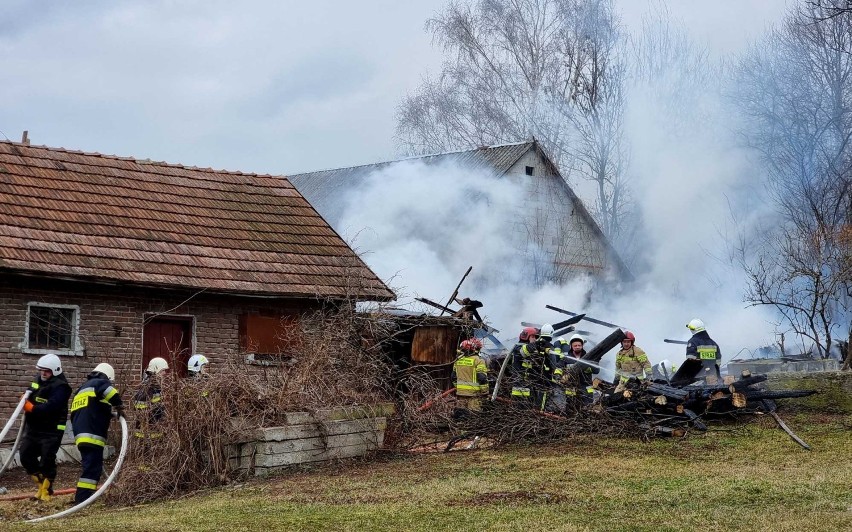 Pożar w Rożubowicach koło Przemyśla. Doszczętnie spłonął budynek gospodarczy. W akcji strażacy z PSP i OSP [ZDJĘCIA, WIDEO]