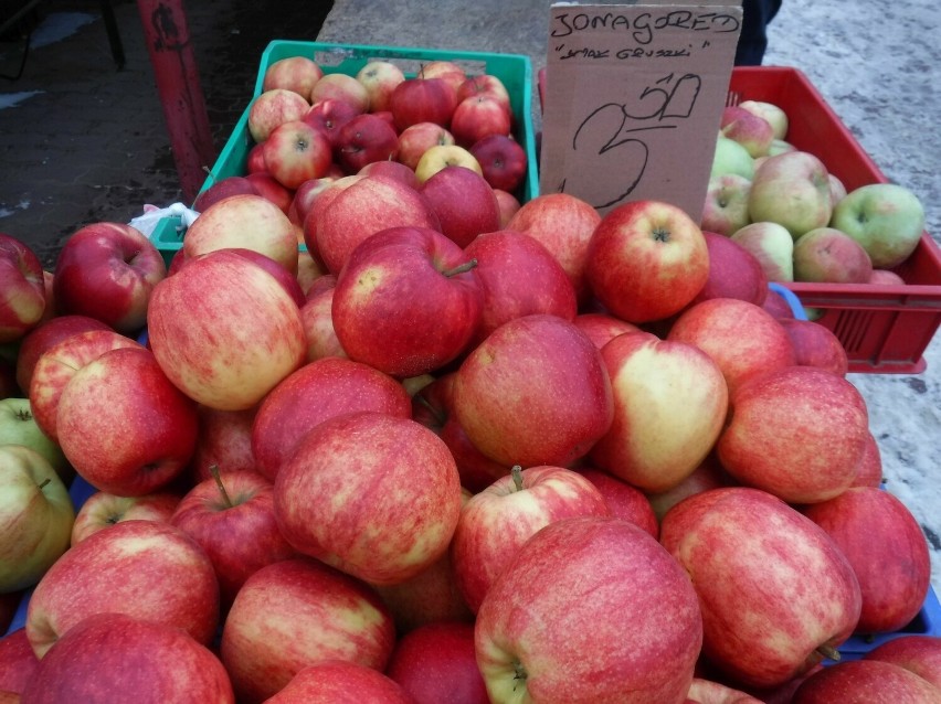 Bardzo ładne duże jabłka kosztowały 3,50 za kilogram.