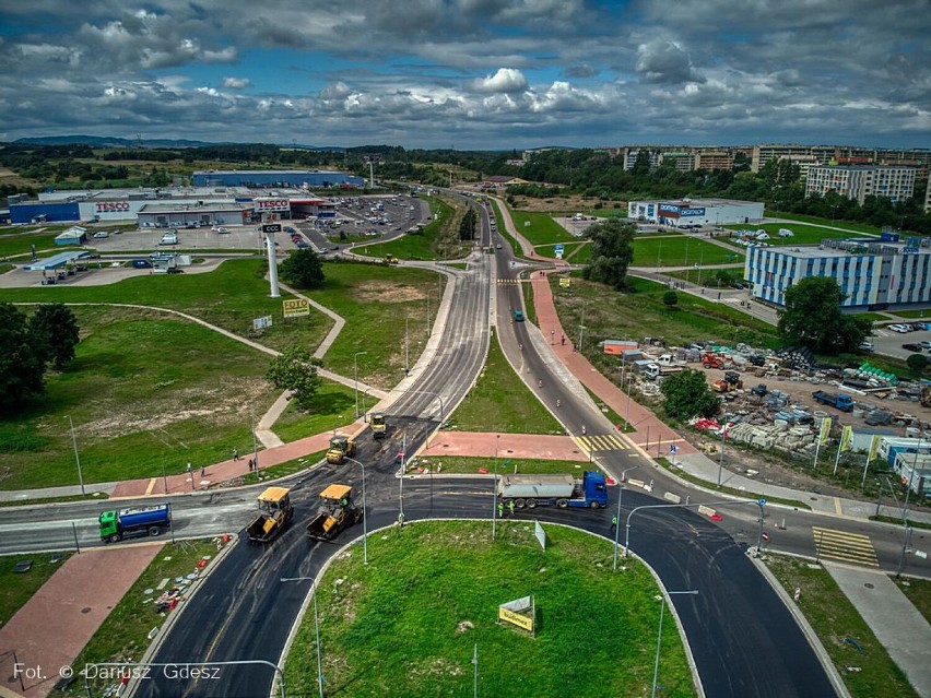 Obwodnica Wałbrzycha. Zobacz, co się dzieje na rondzie Niepodległości (Tesco). Unikalne zdjęcia.