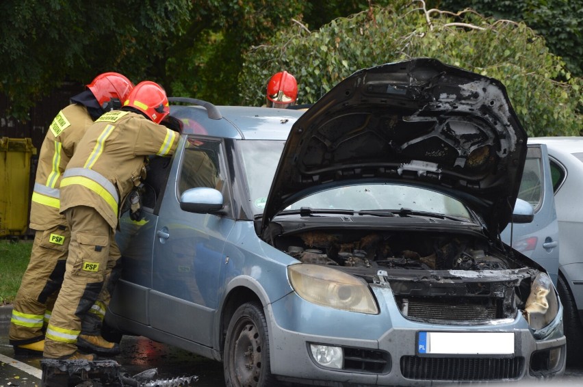 Pożar samochodu osobowego na osiedlu Wyszyńskiego w Wieluniu