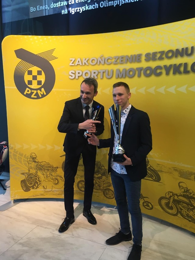 Motocyklista z Kamionny Wojtek Michałek uroczyście wyróżniony na Gali Sportu Motocyklowego 2021 w Warszawie. 12 grudnia mieszkaniec naszej gminy odebrał puchar Mistrza Polski sezonu 2021 w klasie 125 SP.