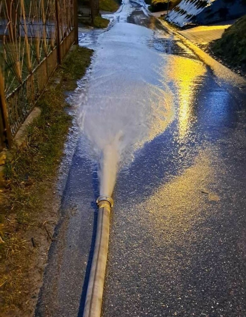 Wodę z zalanej piwnicę budynku w Brzozówce wypompowali...