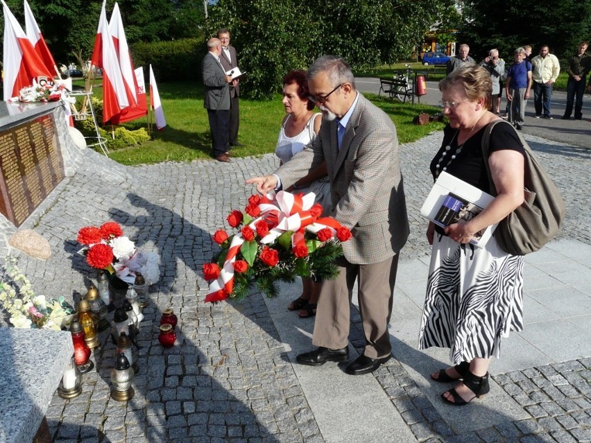 Złożenie kwiatów pod pomnikiem KWP w 66. rocznicę aresztowania Stanisława Sojczyńskiego Warszyca