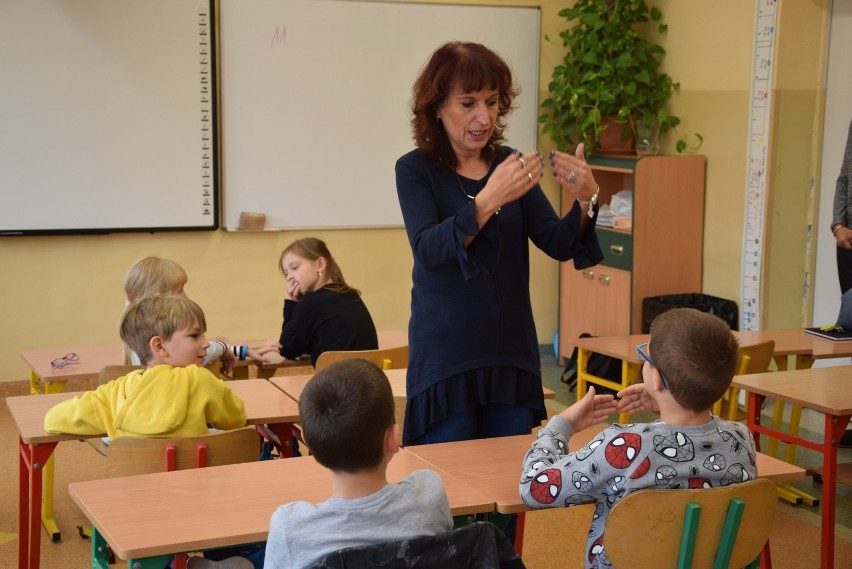 Lekcja języka migowego w Szkole Podstawowej nr 1 w Zielonej...