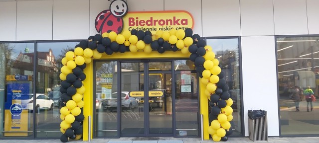 We wtorek na terenie kompleksu Wełna przy ulicy Podwale w Żarach otwarto nowy sklep sieci Biedronka. To jeden z najnowocześniejszych sklepów w naszym mieście.