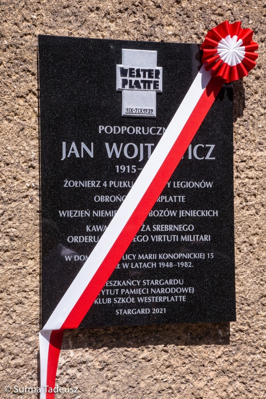 "Westerplatte nadal się broni!" W Stargardzie, na bloku przy ulicy Konopnickiej 15, odsłonięto tablicę poświęconą por. Janowi Wojtowiczowi