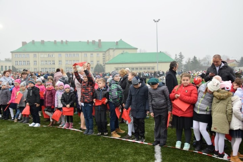 Pruszcz Gdański: Uczniowie ZSO nr 1 włączyli się do akcji "Rekord dla Niepodległej" i odśpiewali hymn [ZDJĘCIA, WIDEO]