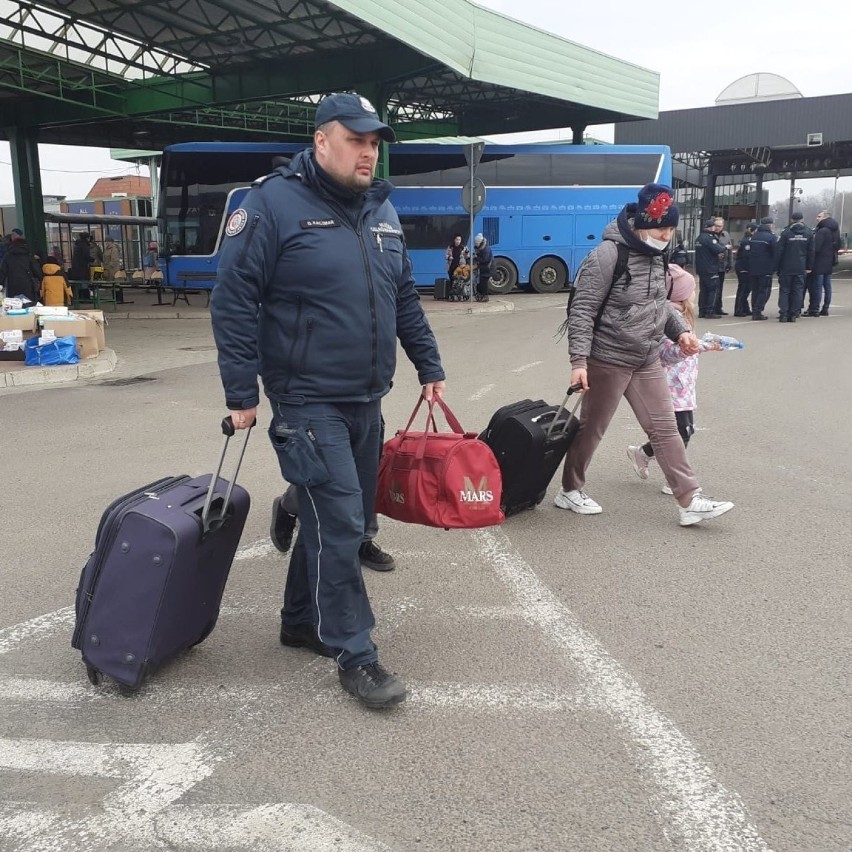 Funkcjonariusze KAS pomagają uchodźcom z Ukrainy.