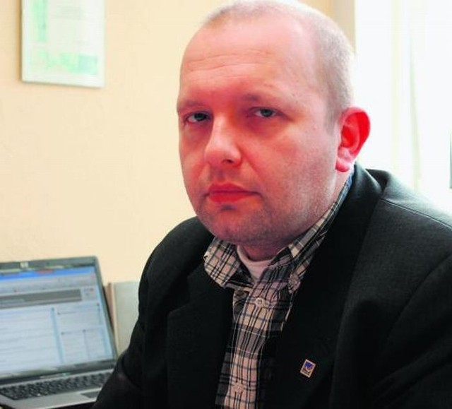 Sekretarz urzędu Maciej Dziamski przyznaje, że lepiej wybrać się do lokalu z opiekunem