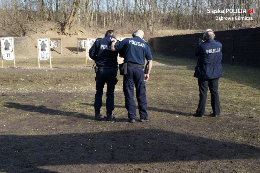 Trening strzelecki dąbrowskich policjantów ZDJĘCIA 