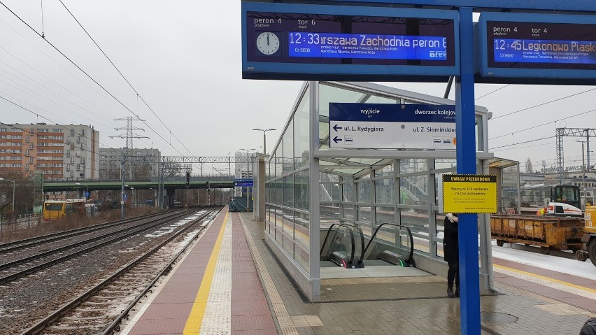 Remont stacji Warszawa Gdańska. Podróżnym udostępniony został peron numer 4 wraz z pierwszymi schodami ruchomymi