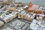 Zimowy Puck: budowa mariny, kościół i Stary Rynek w Pucku z lotu ptaka. Dzieje się w Pucku | ZDJĘCIA