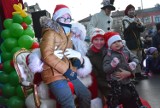 Elf, Bałwan, Śnieżynka i oczywiści św. Mikołaj. Ekipa takich znakomitych gości wjechała dzisiaj na gorlicki rynek. Prezenty też były