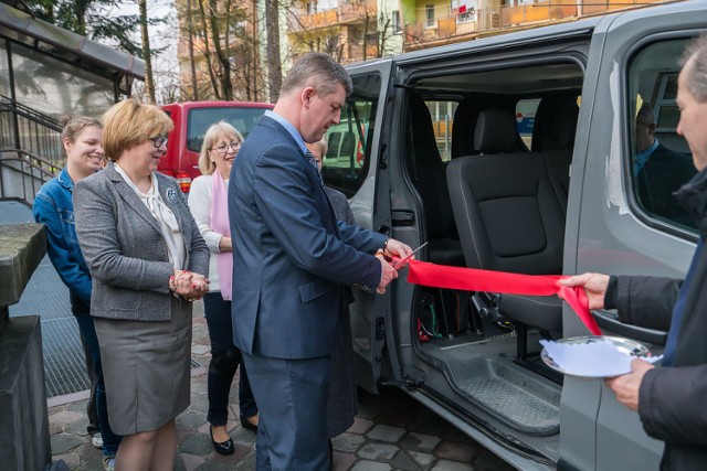 Marcin Błażusiak, kierownik WTZ Stowarzyszenia Nadzieja, odebrał samochód, którego zakup w 75 proc. sfinansował PFRON.