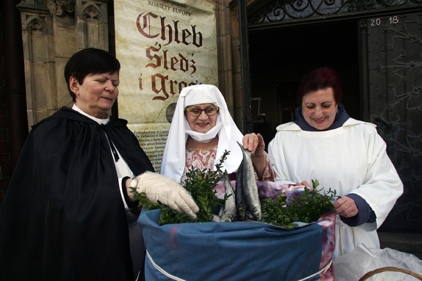 Kobiety Europy rozdawały chleb, grosz, i śledzie w Legnicy [ZDJĘCIA]