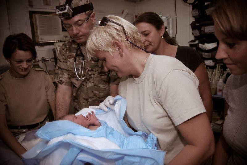 Polscy żołnierze w Afganistanie znaleźli porzucone niemowlę [ZDJĘCIA]