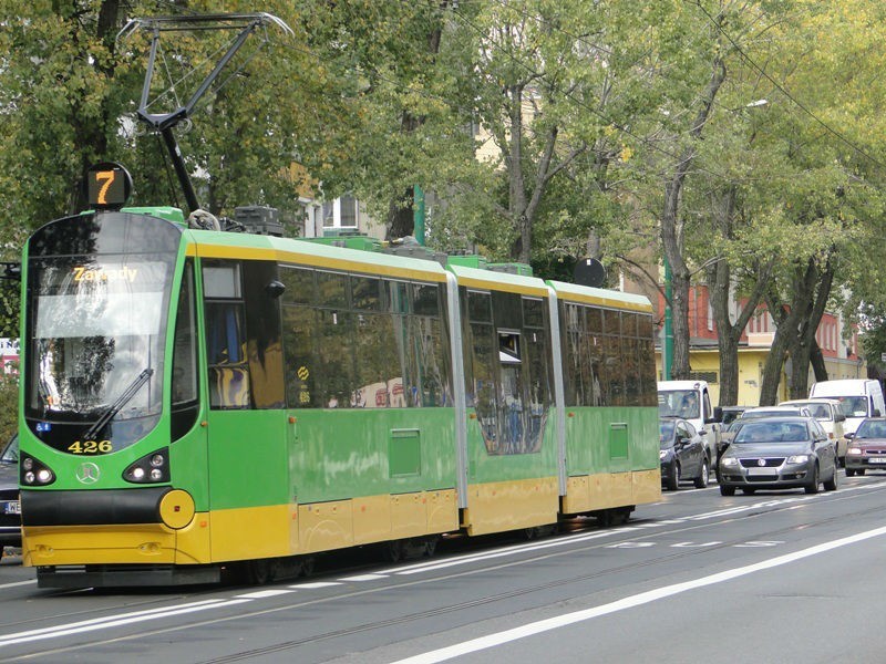Poznań: Kierowcy jeżdżą po buspasie na Dąbrowskiego [ZDJĘCIA]