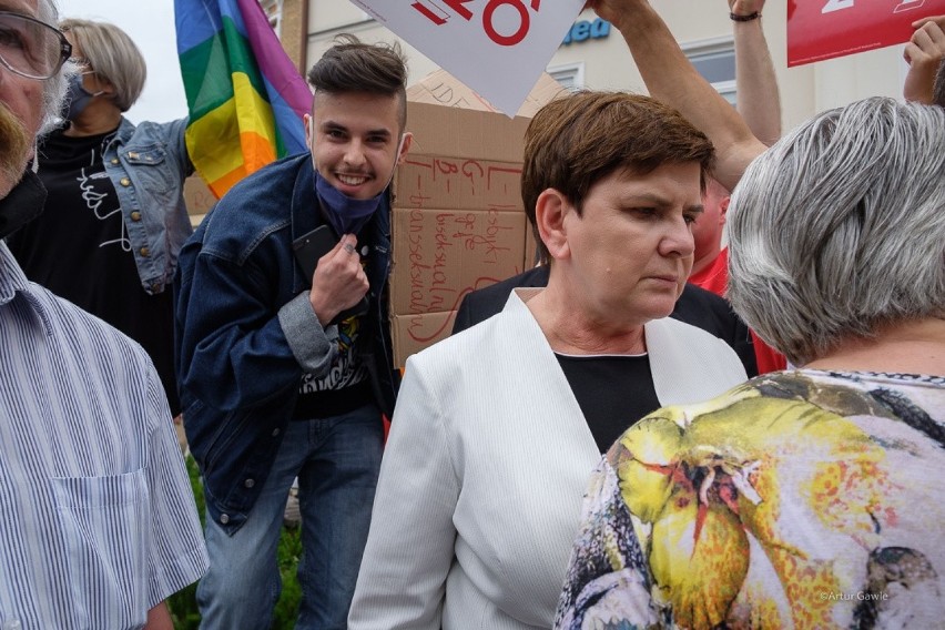 Wybory, Duda i LGBT. Gorąco na spotkaniu z Beatą Szydło w Tarnowie [ZDJĘCIA]