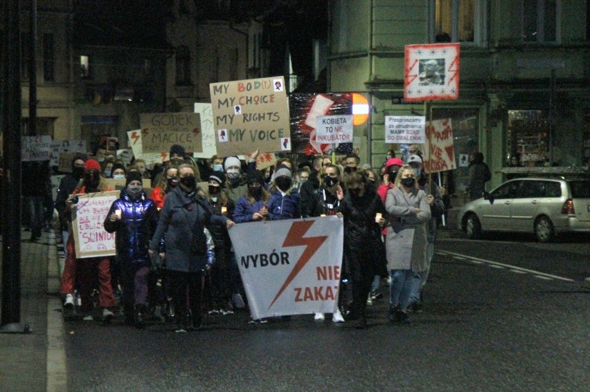 Protest antyPiSowski przeszedł ulicami Koźmina Wielkopolskiego [ZDJĘCIA + FILMY]