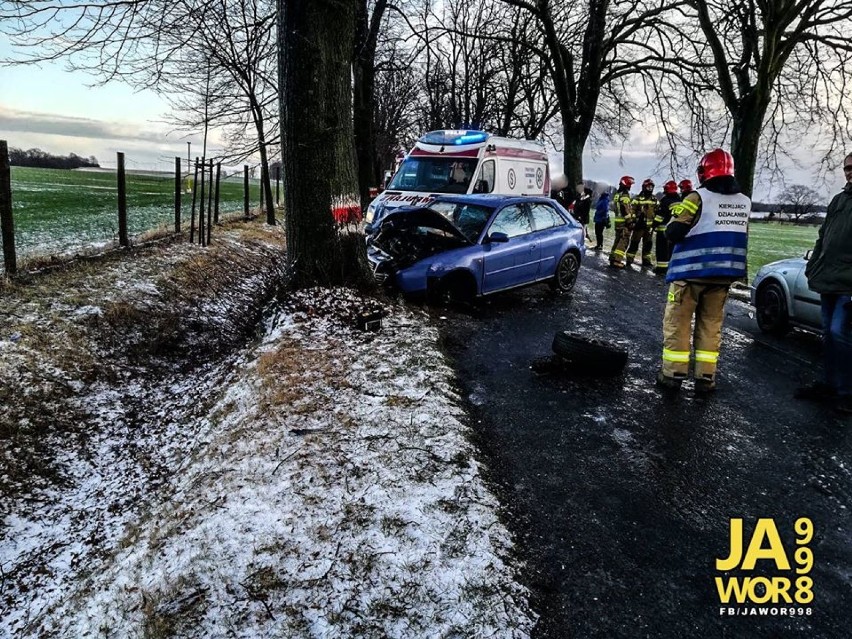 Poważny wypadek pod Jaworem. Audi uderzyło w drzewo [ZDJĘCIA]