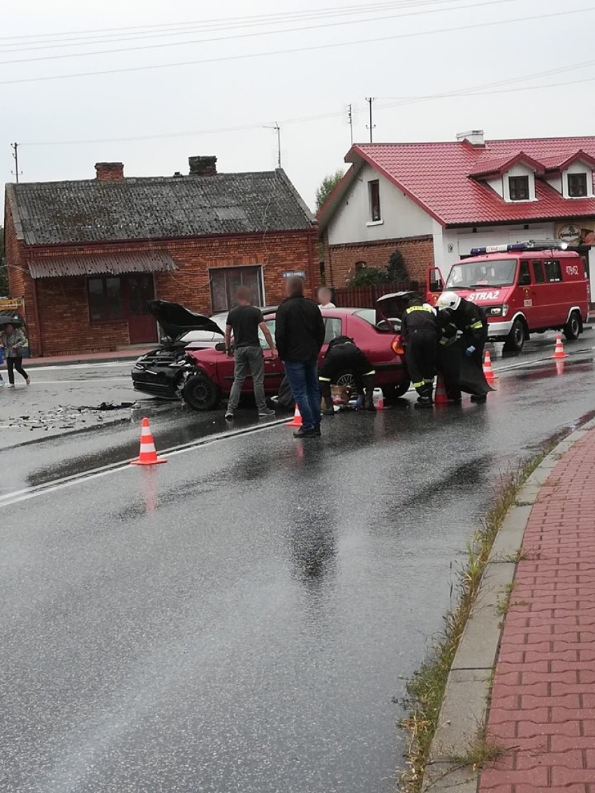 Wypadki w gminie Poświętne. Groźne czołowe zderzenie i kolizja z sarną [ZDJĘCIA]