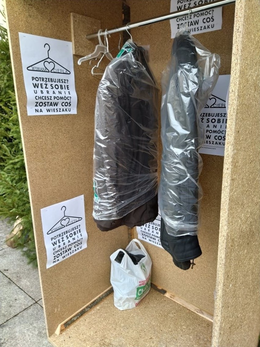 Wymiana ciepła w Białymstoku. Przy ul. Białówny stanęła szafa na ubrania dla potrzebujących (ZDJĘCIA)
