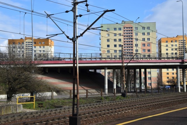 Na początek "Kraina trzech wieżowców". Przejeżdżając przez Rumią krajową "szóstką" nie da się nie zauważyć wieżowców w pobliżu wiaduktu.