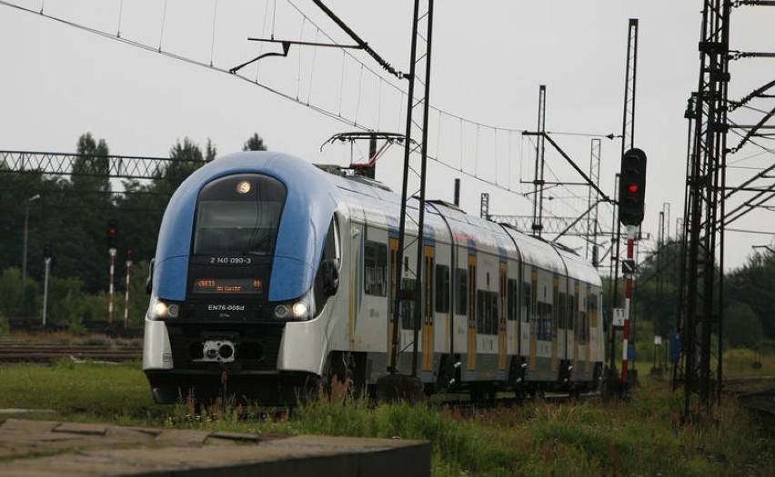 Wypadek pociągu na szlaku Rybnik-Racibórz. Maszynista skazany za potrącenie kobiety na torach. Czy mógł zatrzymać pociąg?