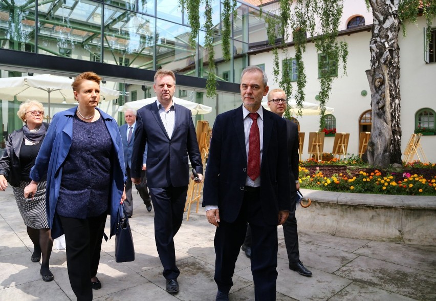 Ministrowie rządu Ewy Kopacz goszczą dziś w Piotrkowie i w...