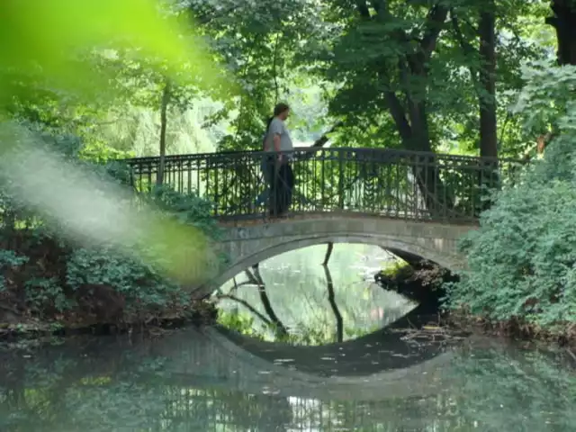 Całkiem niedaleko, bo na Pradze-Południe, a dokładniej między al. Zieleniecką, al. Waszyngtona i ul. Międzynarodową znajdziemy Park Skaryszewski. To miejsce wprost stworzone na pierwszą randkę. Nie wierzycie? W 2009 Park uzyskał tytuł Najpiękniejszego Parku w Polsce oraz trzecie miejsce w konkursie na Najpiękniejszy Park w Europie.