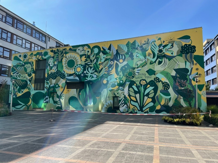 Nowy, wyjątkowy mural we Wrocławiu. To nie tylko dzieło sztuki, ale i... hotel dla pszczół (ZDJĘCIA) 