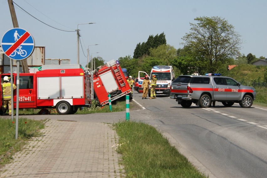 KROTOSZYN: Wóz strażacki zderzył się z osobówką. Strażacy jechali do innego śmiertelnego wypadku. Zginęły łącznie 3 osoby  [ZDJĘCIA + FILM]