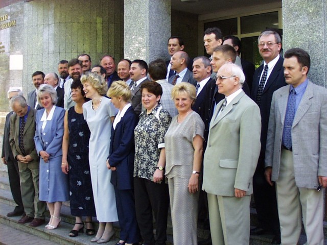 Skierniewiccy radni sprzed osiemnastu lat uwiecznieni zostali podczas sesji Rady Miasta Skierniewice, która odbyła się w październiku 2000 r. Niektórych z nich już nie ma wśród nas. Sesje rady miasta odbywały się wówczas w sali konferencyjnej urzędu miasta przy ul. Senatorskiej.