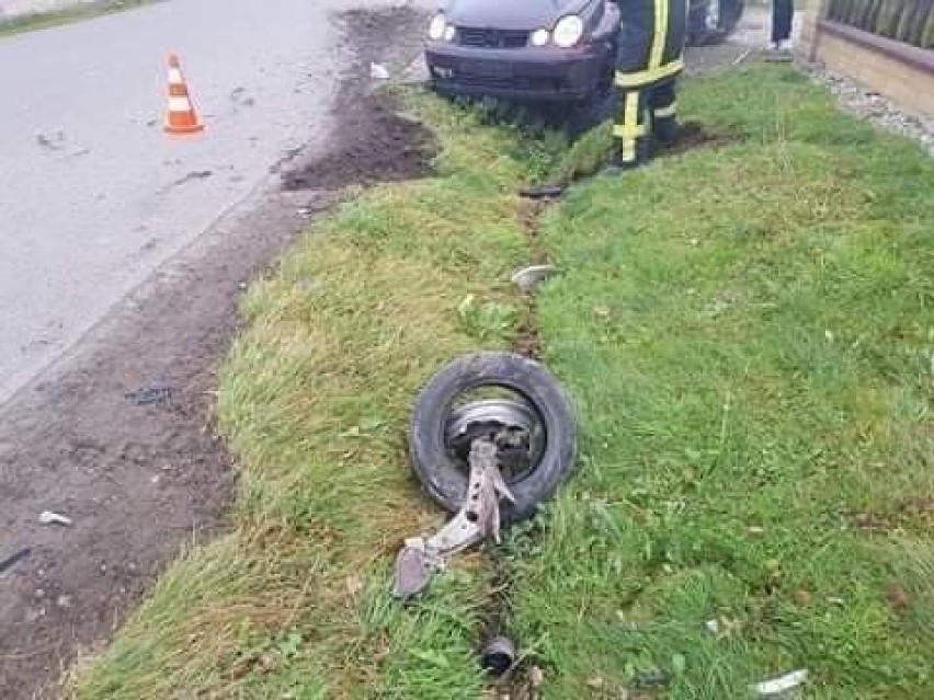 Wypadek w Woli Radłowskiej. Kierowca volkswagena jazdę zakończył na przydrożnym mostku. Na miejscu pojawiły się służby